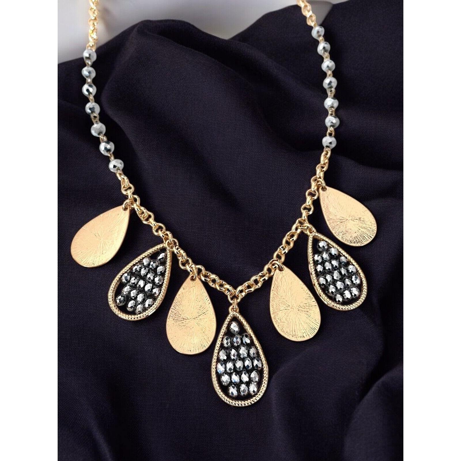 New Gold Tone Necklace Teardrops Hematite Stones Nwt Spring Street - 10x